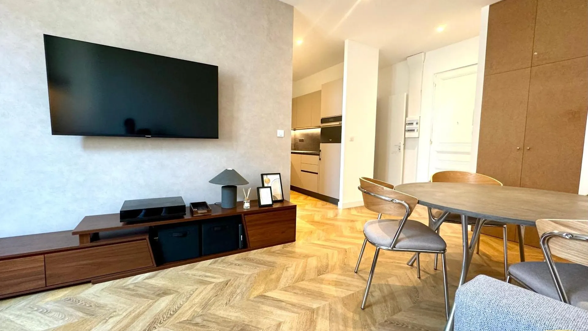 Appartement Retro Dans Le Centre contacts